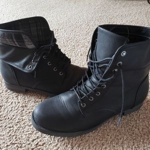 Combat boots